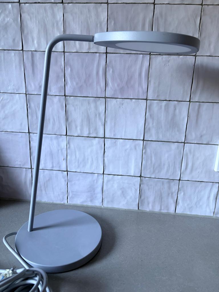 Muuto Leaf Tafellamp - Grijs, Ophalen of Verzenden, Zo goed als nieuw, Metaal, Minder dan 50 cm