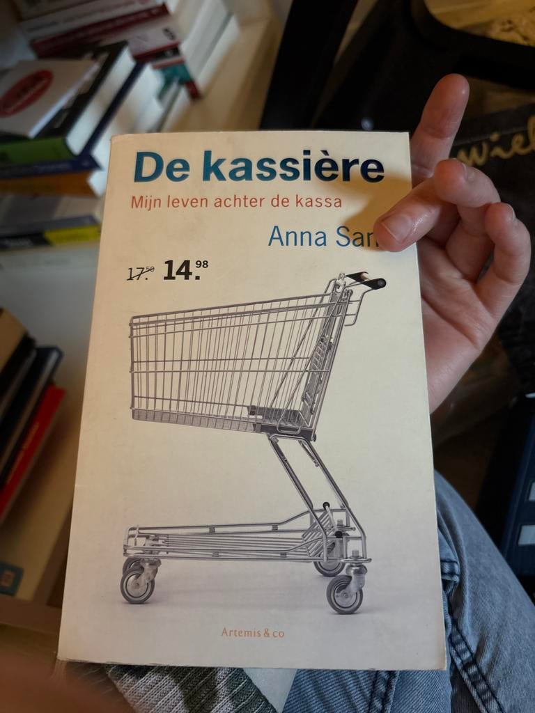 De Kassière: Mijn leven achter de kassa - Anna Sarfati, Ophalen of Verzenden, Gelezen, Nederland