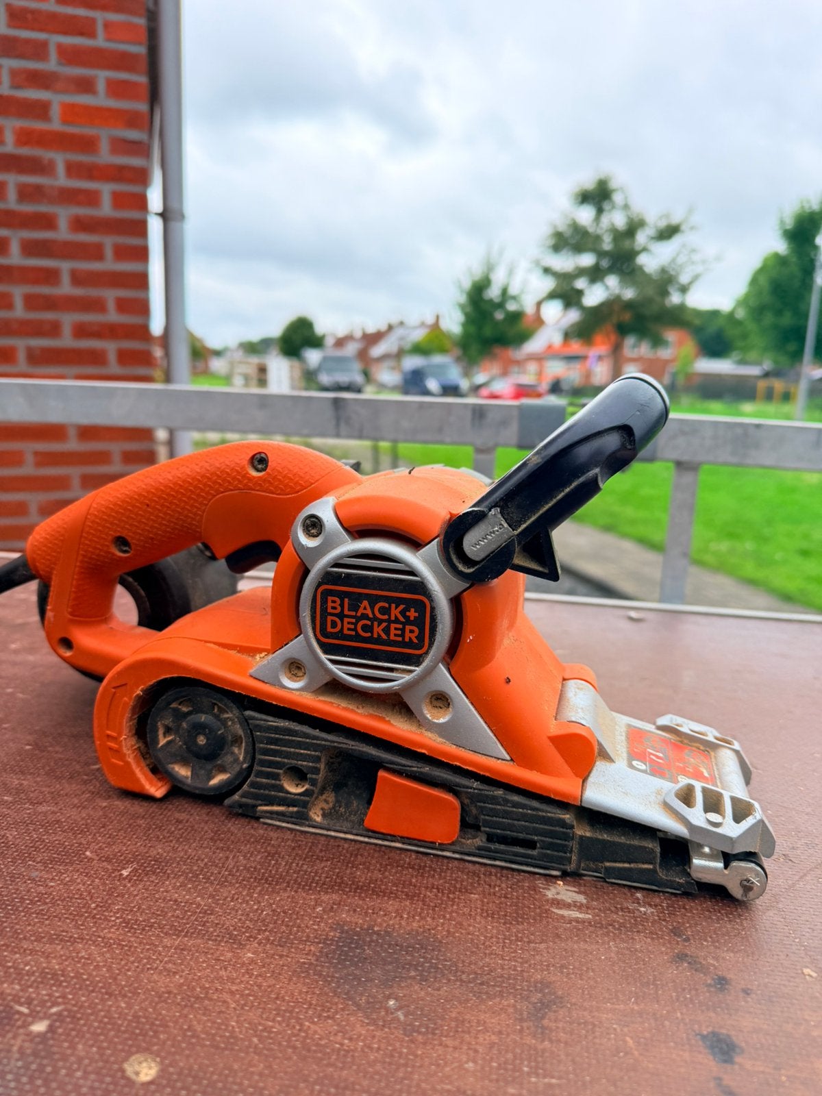 • BLACK+DECKER KA88 Bandschuurmachine. (720W), Ophalen, 600 tot 1200 watt, Bandschuurmachine