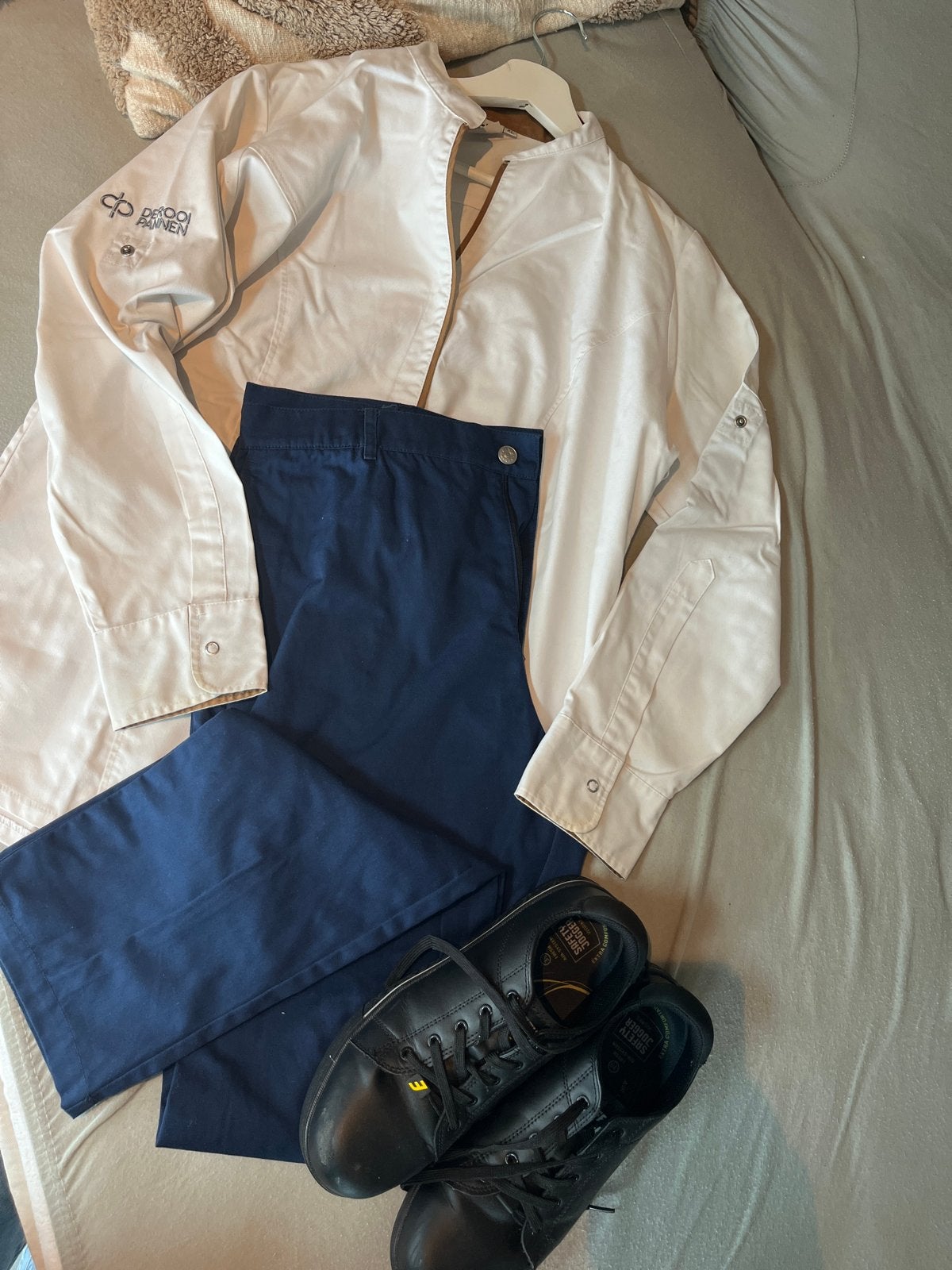 Koksoutfit De Rooi Pannen: Blouse, Pantalon, Werkschoenen, Ophalen, Zo goed als nieuw, Zwart, Werkschoenen