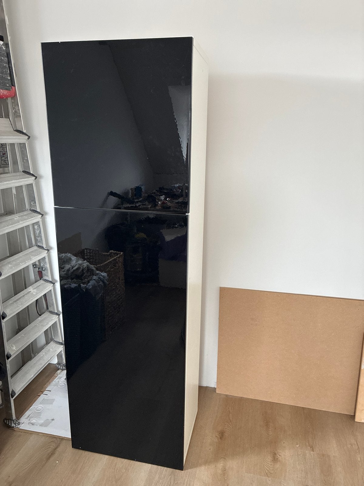 Hoge kast met glanzende zwarte deuren (200x60 cm), Huis en Inrichting, Ophalen, Gebruikt, 200 cm of meer, 50 tot 100 cm