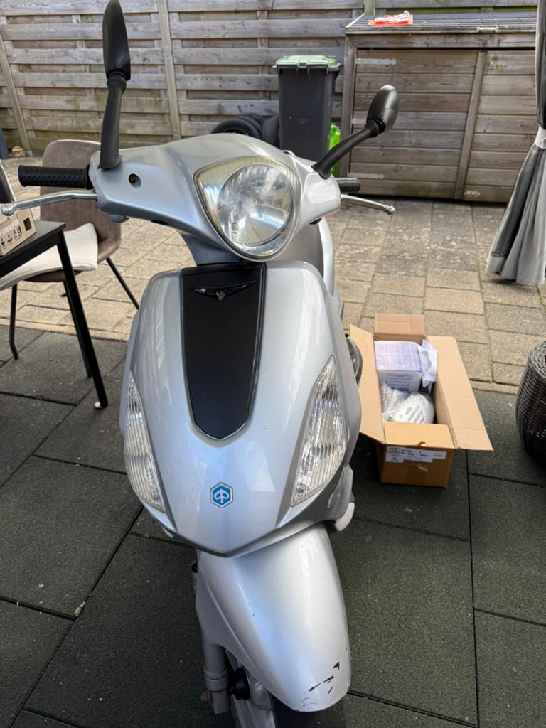 Piaggio fly 50 cc. (Nieuw in doos 80cc + uitlaat), Fietsen en Brommers, Scooters | Piaggio, Ophalen, Gebruikt, Fly, Benzine