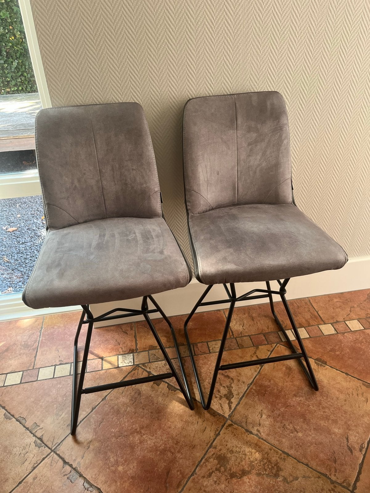 2 draaibare barkrukken, grijs suède-leer, zwart onderstel, Huis en Inrichting, Ophalen, Draaibaar, Gebruikt, 60 tot 90 cm
