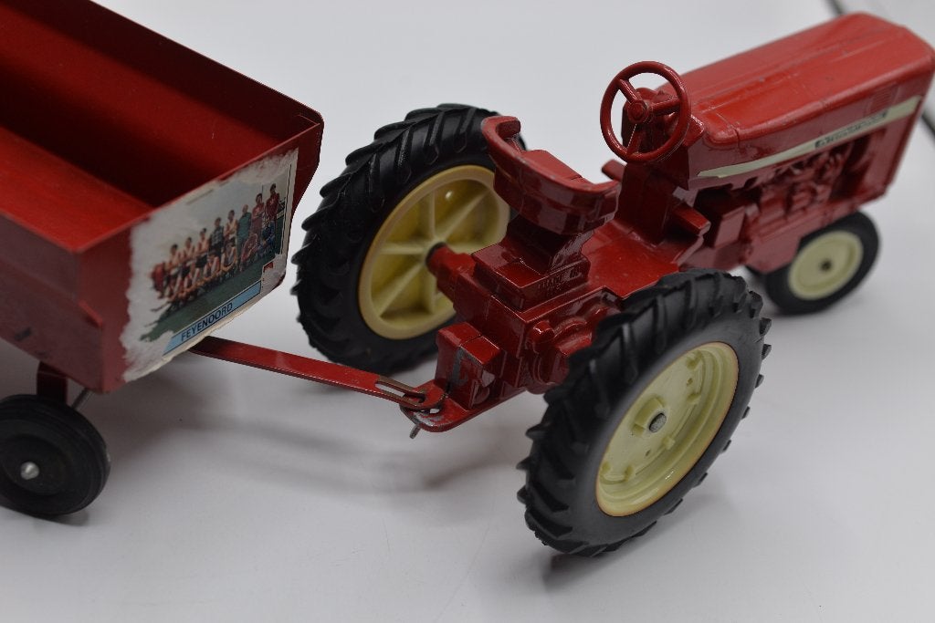 ERTL Internatioal tractor met trailer, Hobby en Vrije tijd, Gebruikt, -, Ophalen of Verzenden, ERTL