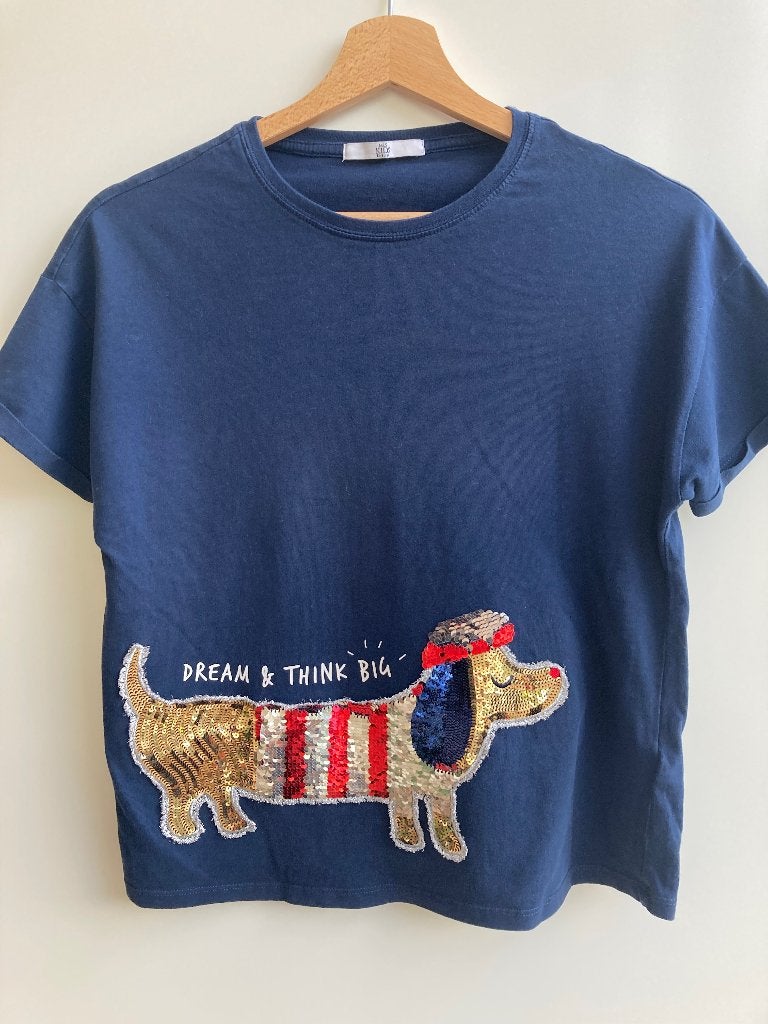 BlauwT-shirt met hond van Marks & Spencer mt. 152/158, Meisje, Ophalen of Verzenden, Zo goed als nieuw, Shirt of Longsleeve