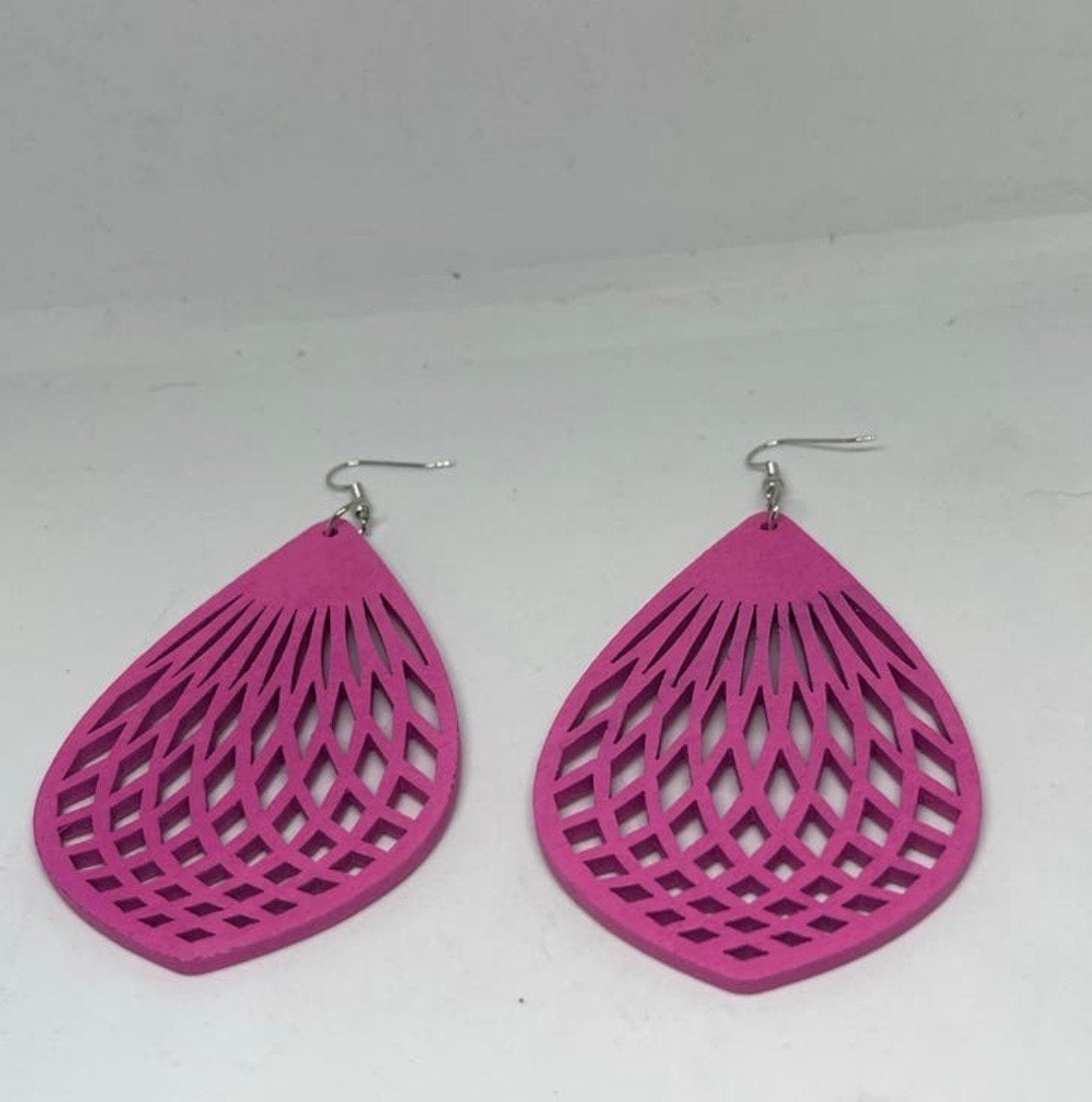 Nieuwe roze houten oorbellen - Lichtgewicht & stijlvol, Sieraden, Tassen en Uiterlijk, Oorbellen, Overige materialen, Hangers