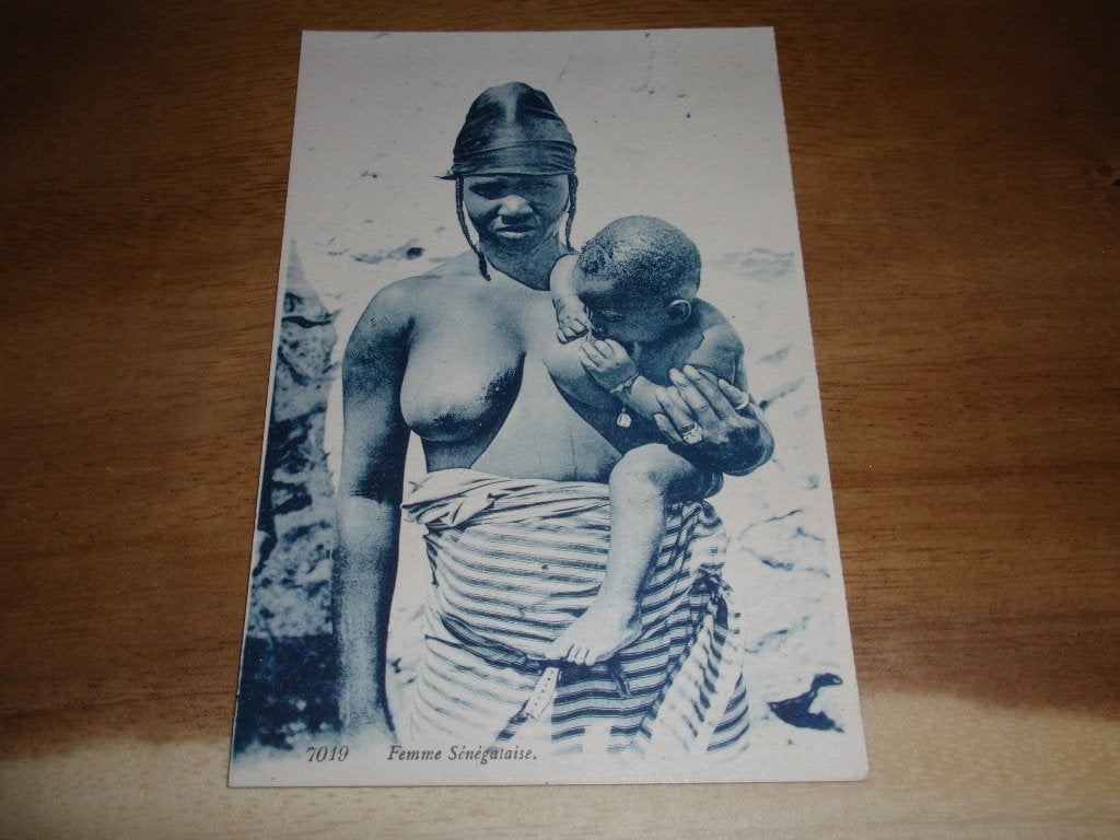 Afrika Senegal Femme Senegalaise met kind Naakt Etnografie, Verzamelen, Ansichtkaarten | Themakaarten, Verzenden, Voor 1920, Ongelopen