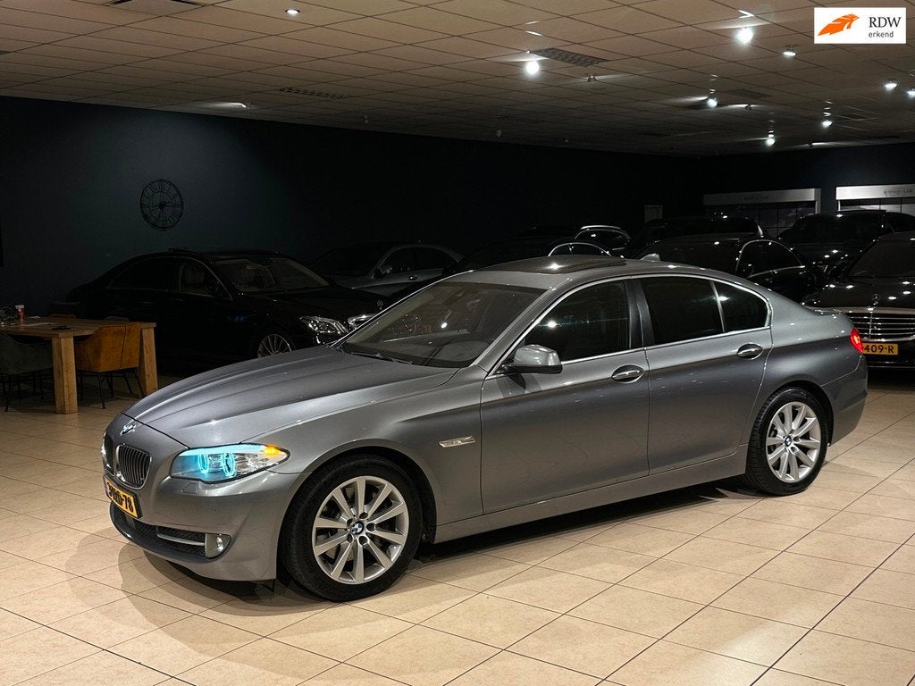BMW 5-serie 530d|HUD|ACC|TREKHAAK|OPENDAK|SOFTCLOSE|BOMVOL, Euro 5, Achterwielaandrijving, Gebruikt, 1670 kg