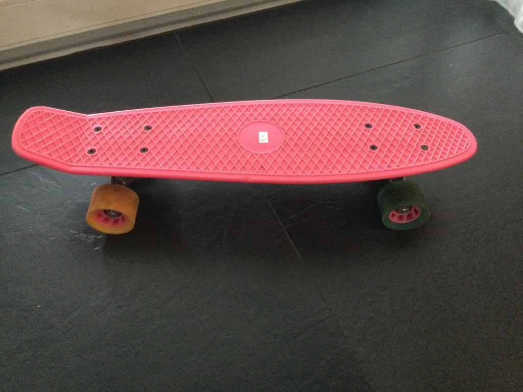 Roze Penny Skateboard met Groene en Oranje Wielen, Sport en Fitness, Skateboarden, Gebruikt, Skateboard, Ophalen