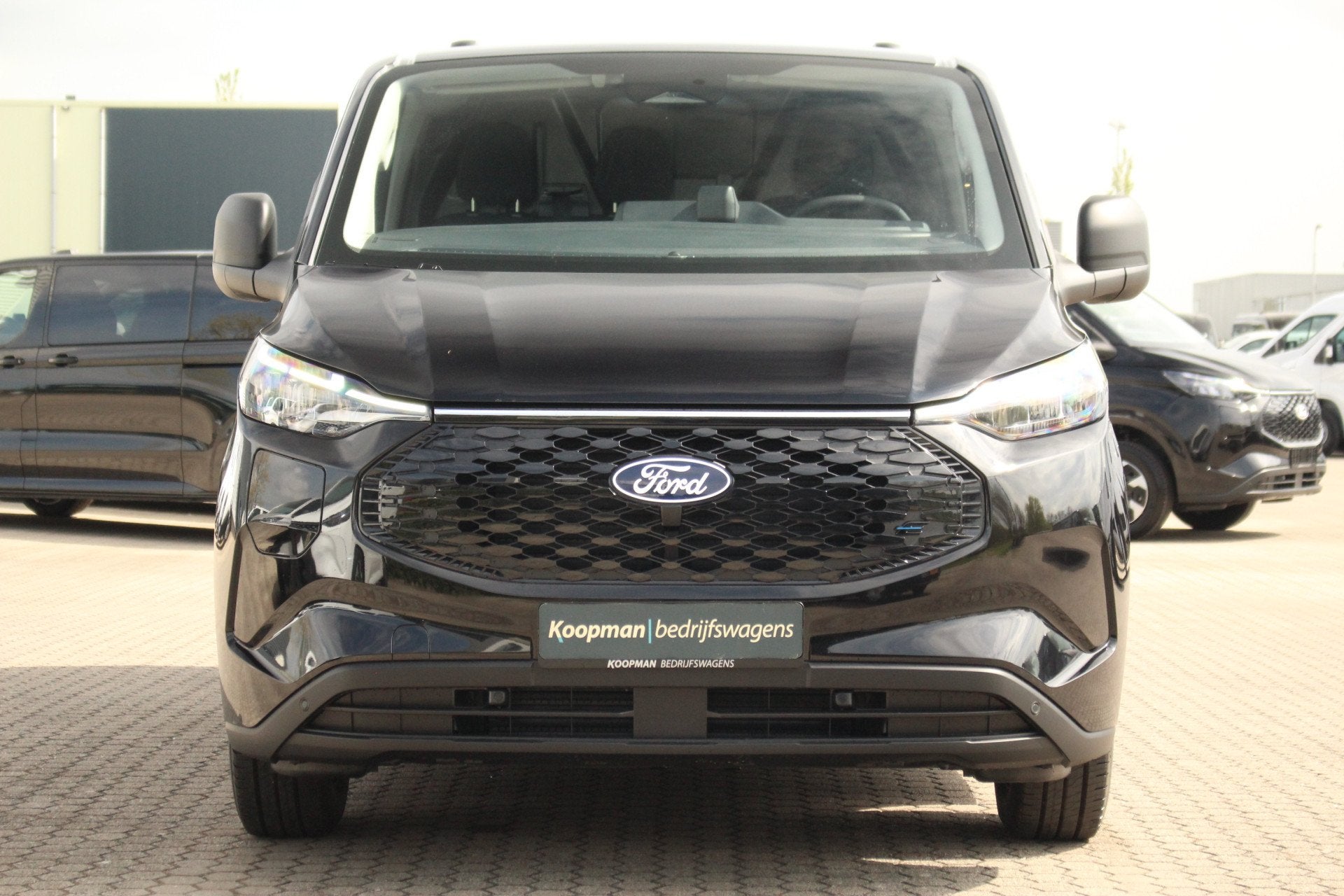 Ford E-Transit Custom 320 L1H1 Trend | 71 kWh | 160kW/218pk, Auto's, Achterwielaandrijving, 71 kWh, Zwart, Nieuw