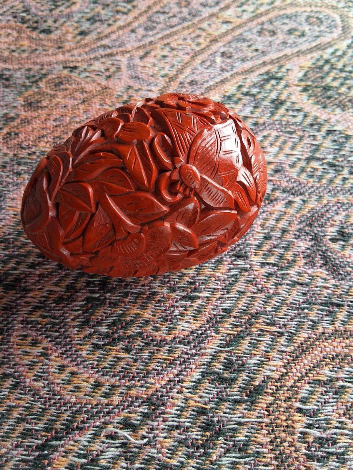Antieke Chinese Cinnaber ei gedecoreerd met vlinders Bloemen, Ophalen of Verzenden