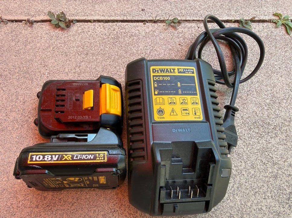DeWalt DCB100 Oplader met 2x DCB123 10.8V Li-Ion Accu, Ophalen, Gebruikt, Overige merken, Overige typen