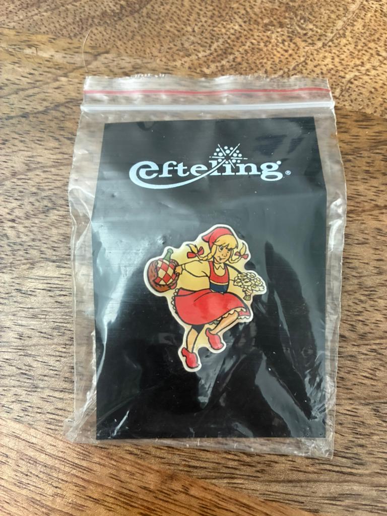 Efteling pin parade roodkapje pin, Verzamelen, Ophalen of Verzenden, Zo goed als nieuw, Button of Speldje