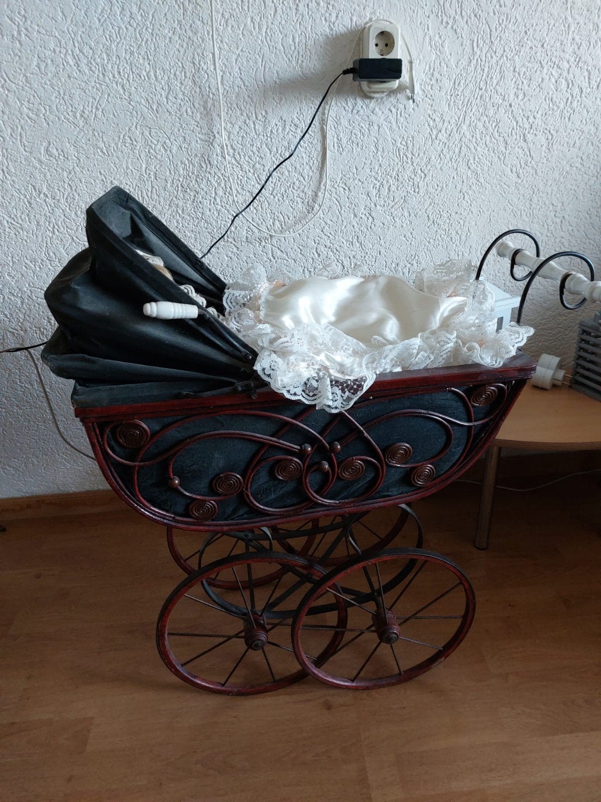 Antieke porseleinen pop in kinderwagen, Ophalen, Gebruikt, Pop