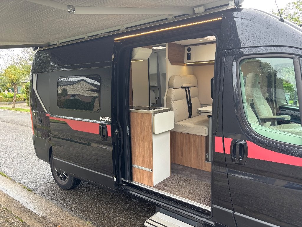 Foto 14 van Zeer nette Pilote V600G buscamper met 3 slaapplaatsen