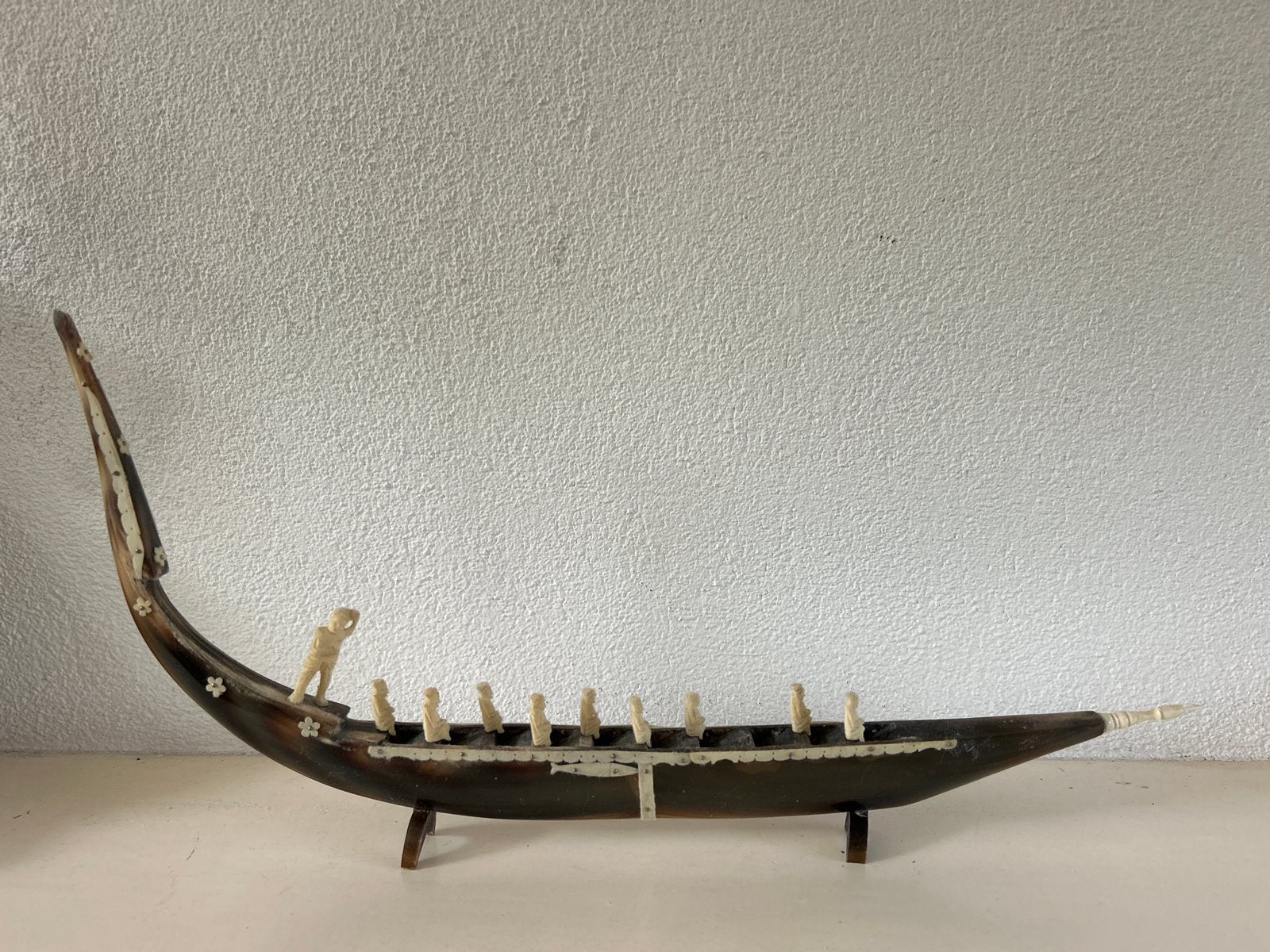 Antiek hoornen roeibootje met figuren ( L 45 cm ), Ophalen of Verzenden