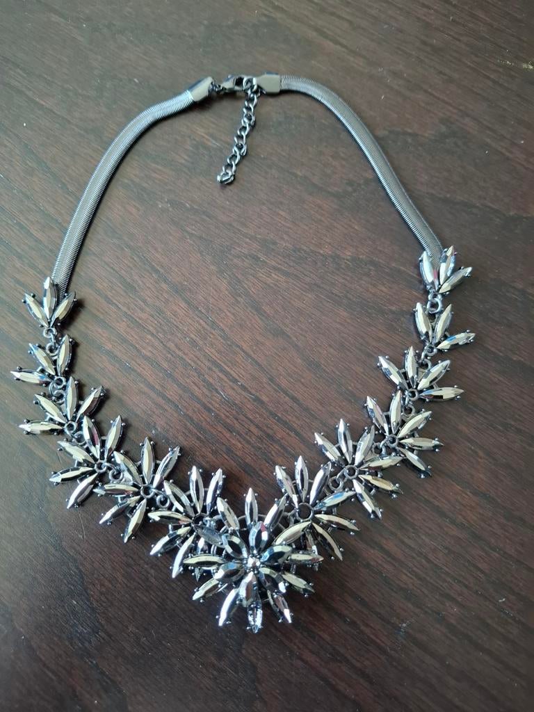 Elegante ketting met strass steentjes, Overige materialen, Ophalen of Verzenden, Zo goed als nieuw, Zilver