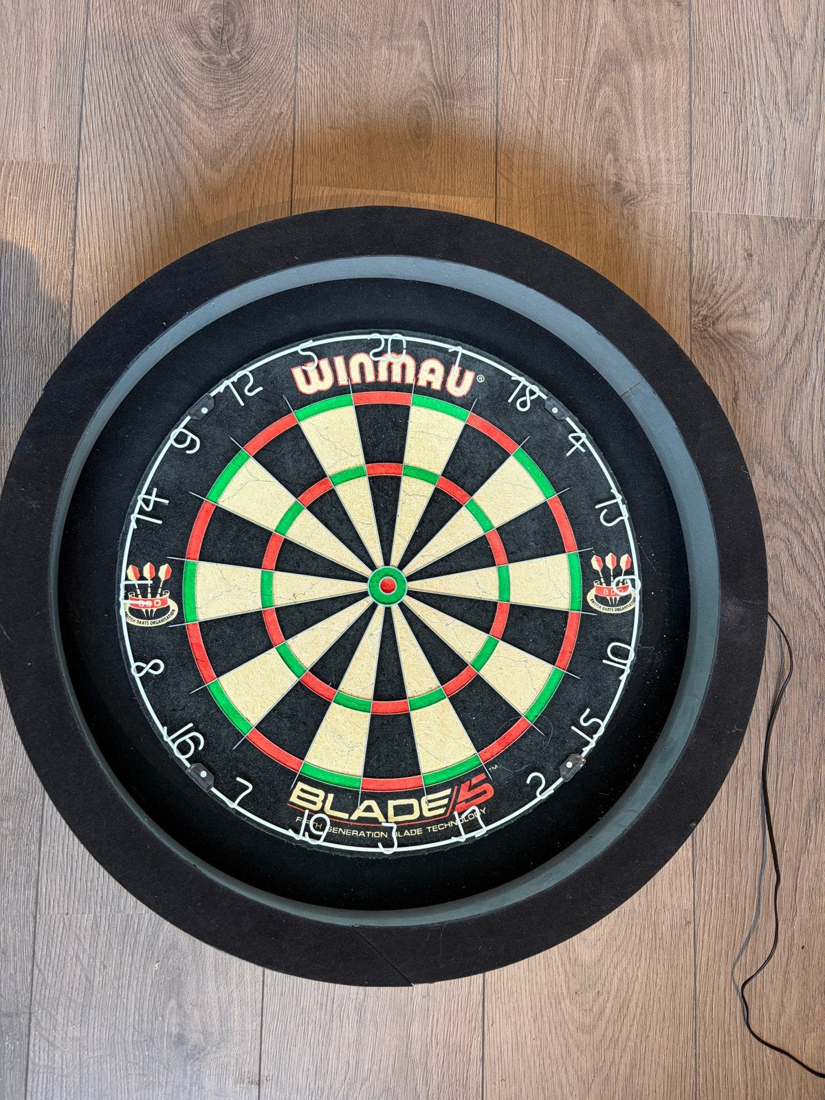 Winmau Blade 5 dartbord met lichtsurround en mat, Sport en Fitness, Ophalen of Verzenden, Gebruikt, Dartbord met pijlen