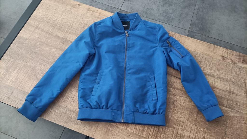 Te koop: blauw jongens bomberjack, Europe Kids, maat 146-152, Ophalen of Verzenden, Zo goed als nieuw, Maat 146