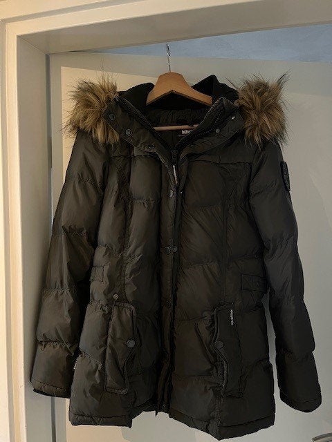 Mooie Khujo winterjas in zeer goede staat!!, Maat 38/40 (M), Bruin, Khujo, Ophalen of Verzenden