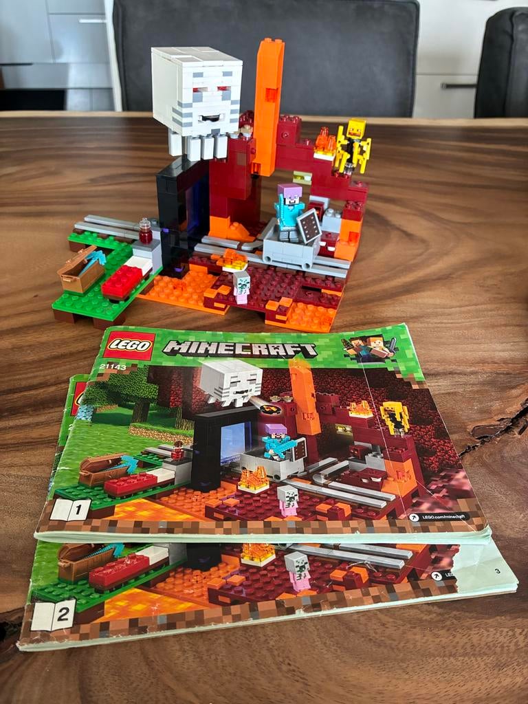 Lego Minecraft 21143 De Netherpoort compleet met boekje, Gebruikt, Minecraft, Lego, Ophalen of Verzenden