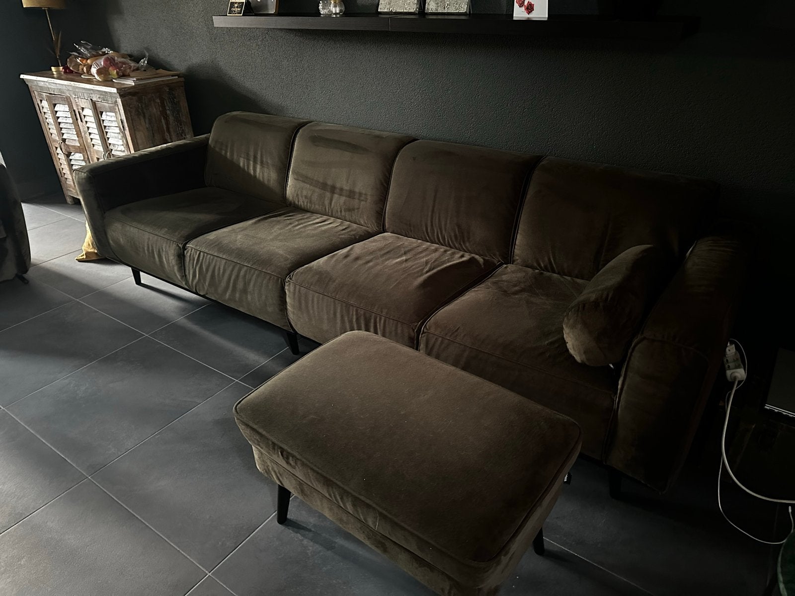 Comfortabele 4-zits bank met hocker in olijfgroen stof, Ophalen, 250 tot 300 cm, Gebruikt, 75 tot 100 cm