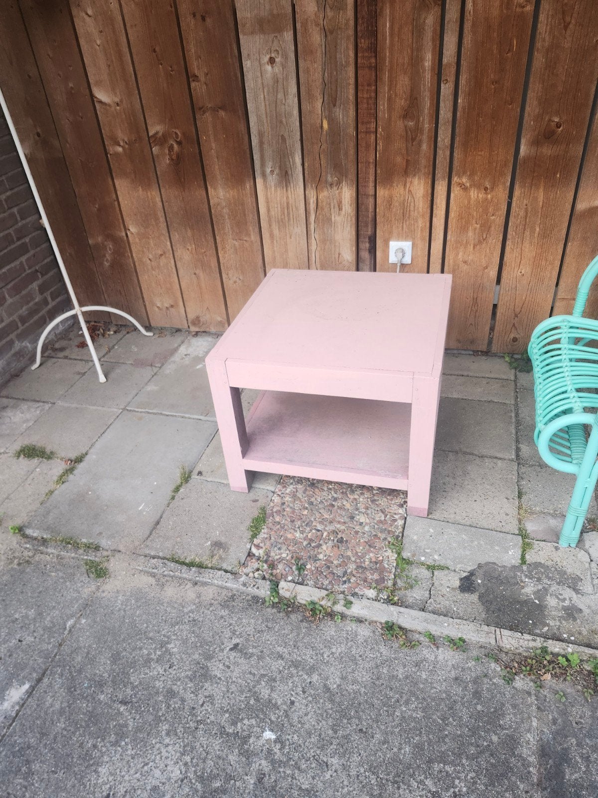 Roze bijzettafel voor buiten - gratis af te halen, Ophalen