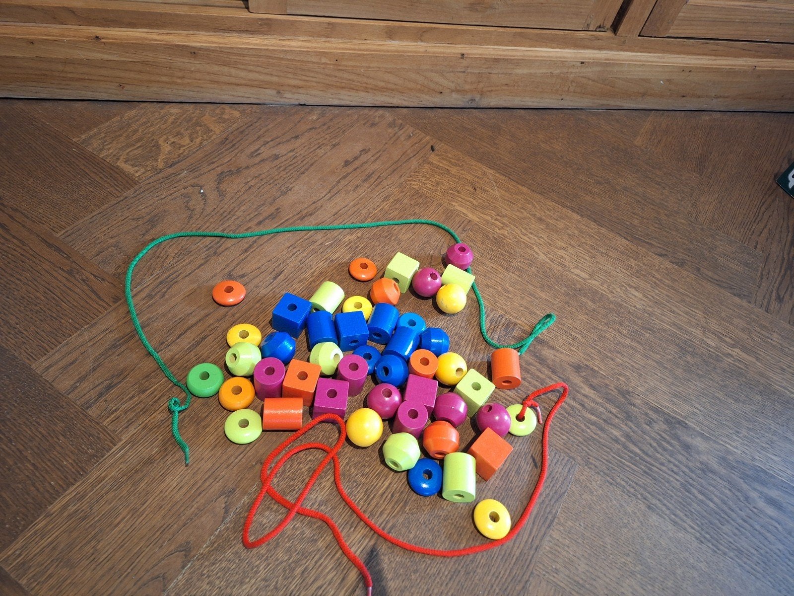 Houten kralen rijgen (2 koorden), Kinderen en Baby's, Speelgoed | Houten speelgoed, Ophalen of Verzenden