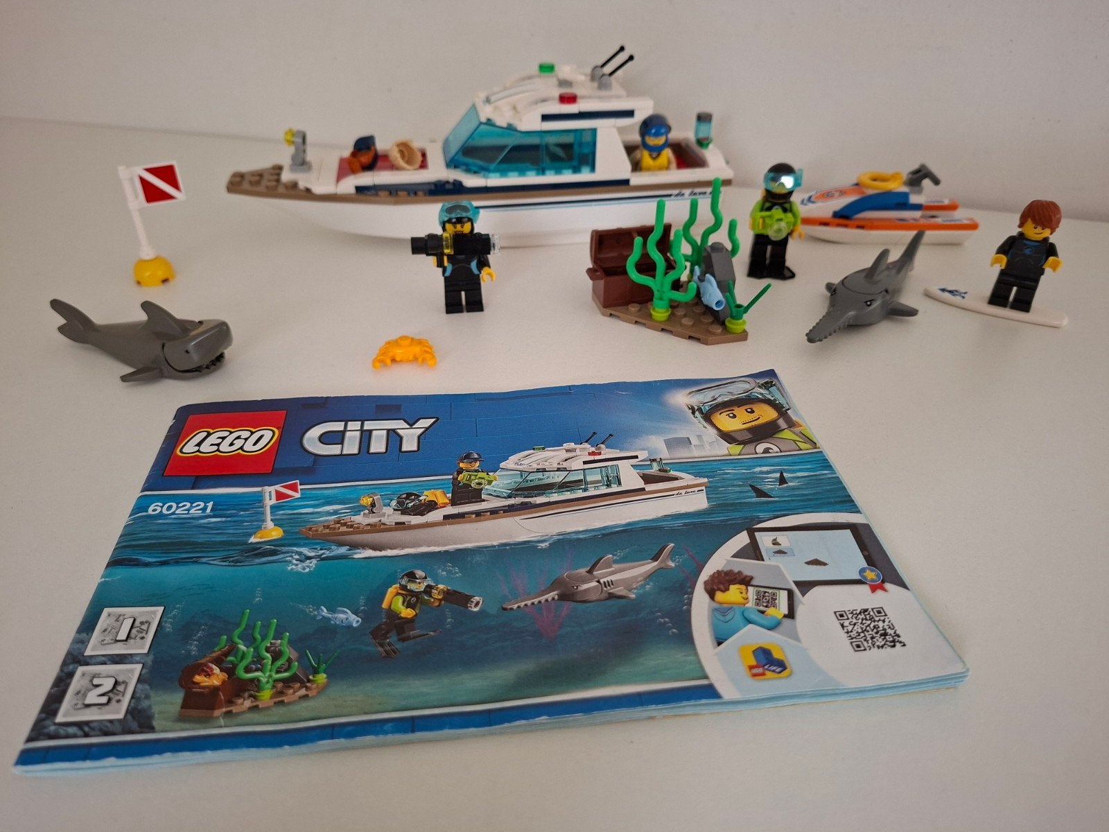 Lego City 60221 Duikjacht: boekje + 60011 Surfer redding, City, Lego, Ophalen of Verzenden, Zo goed als nieuw