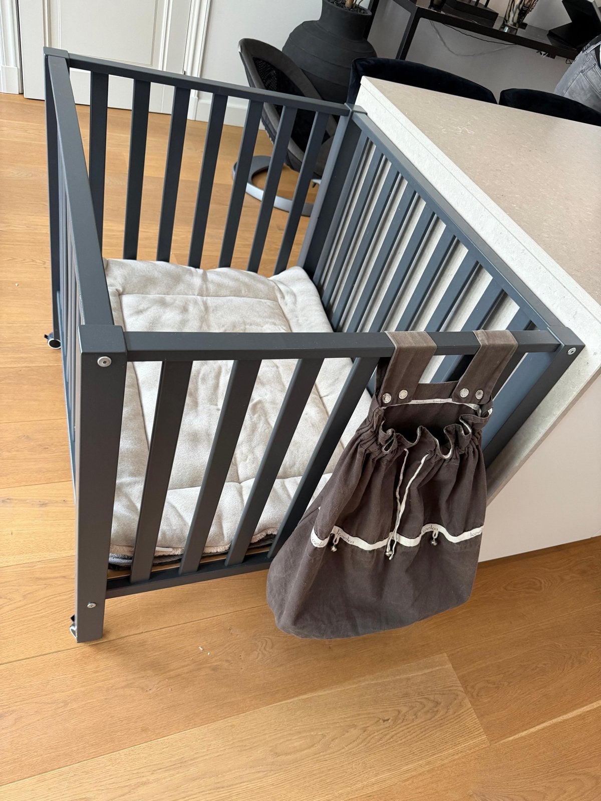Bopita Antraciet Houten Box met Boxkleed en Wieltjes, Kinderen en Baby's, Ophalen, Gebruikt, Vierkant, Boxkleed