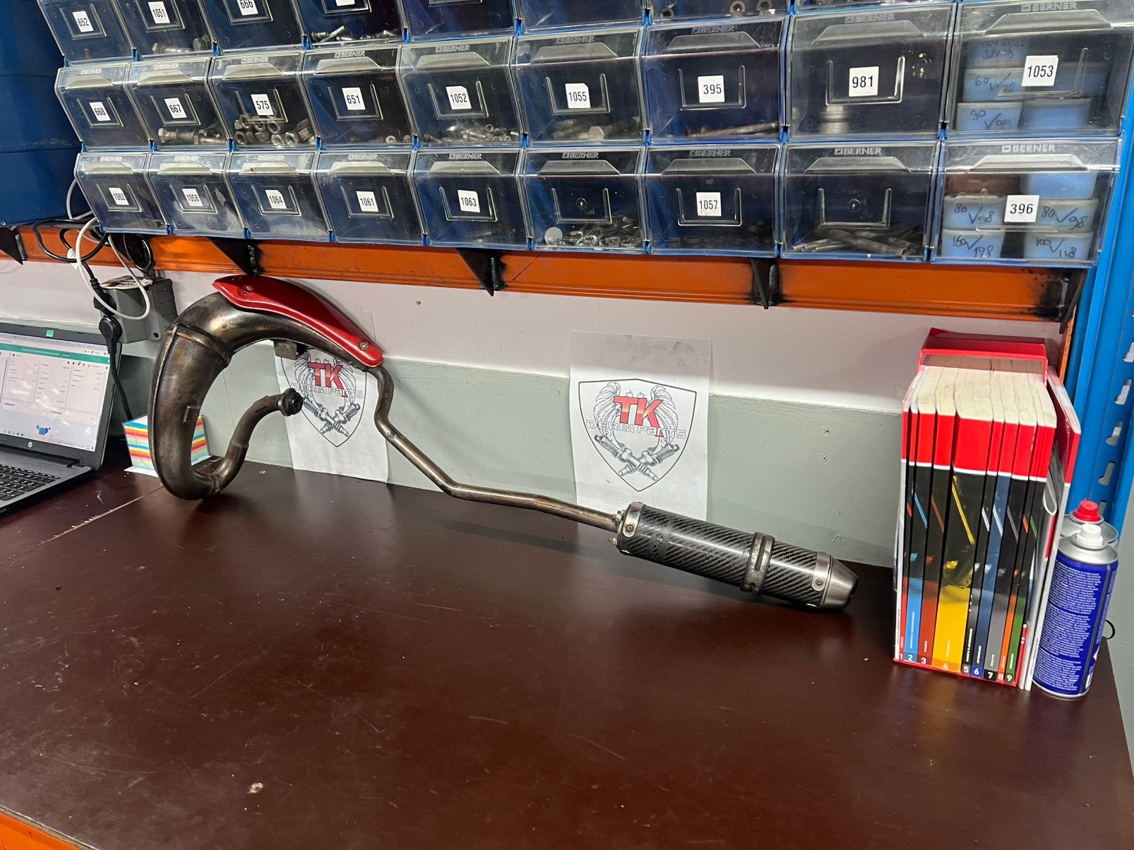 Derbi originele uitlaat met conti carbon demper, Ophalen of Verzenden, Zo goed als nieuw, Begrenst, Uitlaat origineel