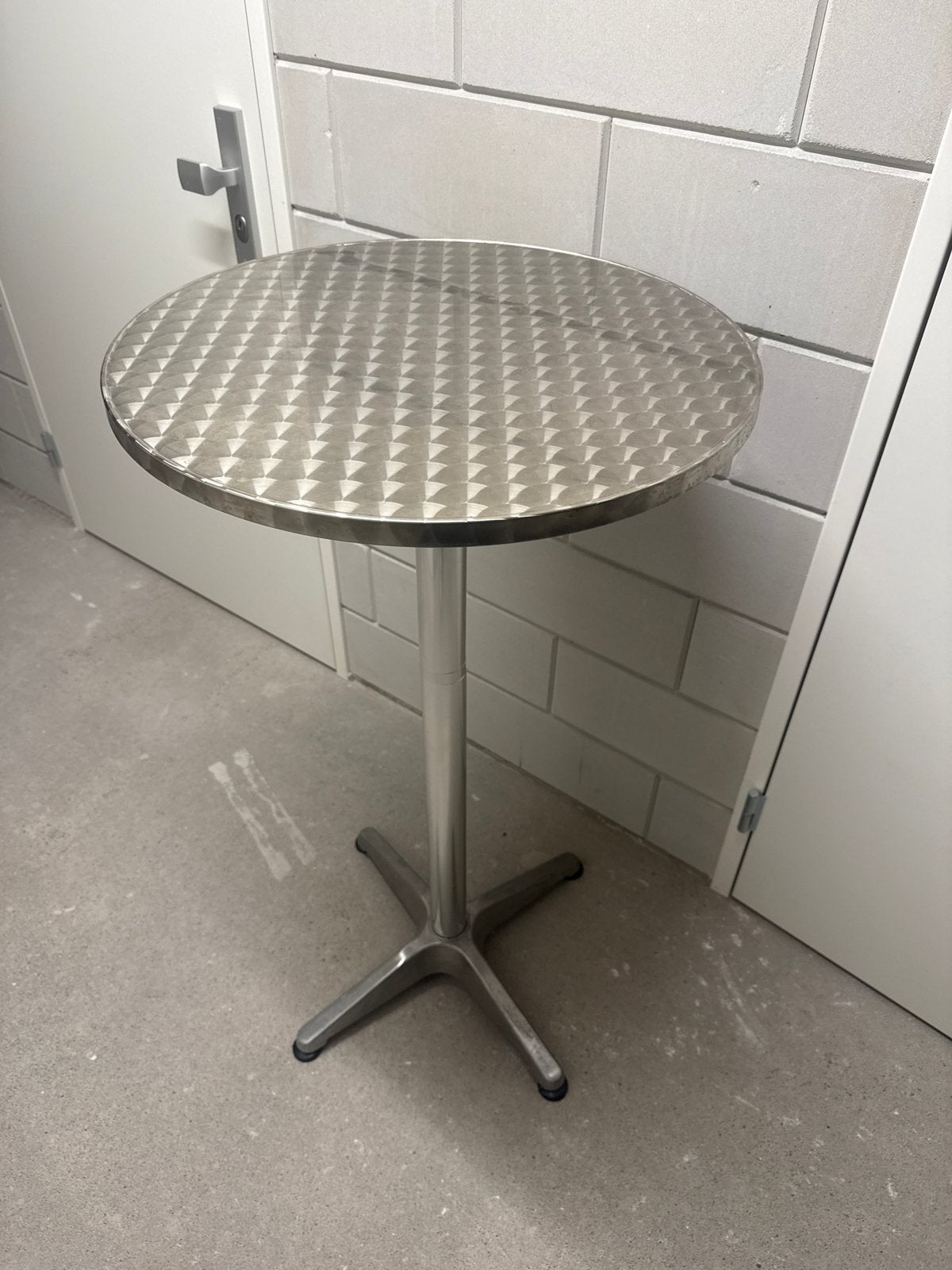 Stabiele statafel met metalen blad en voet, Ophalen, Gebruikt