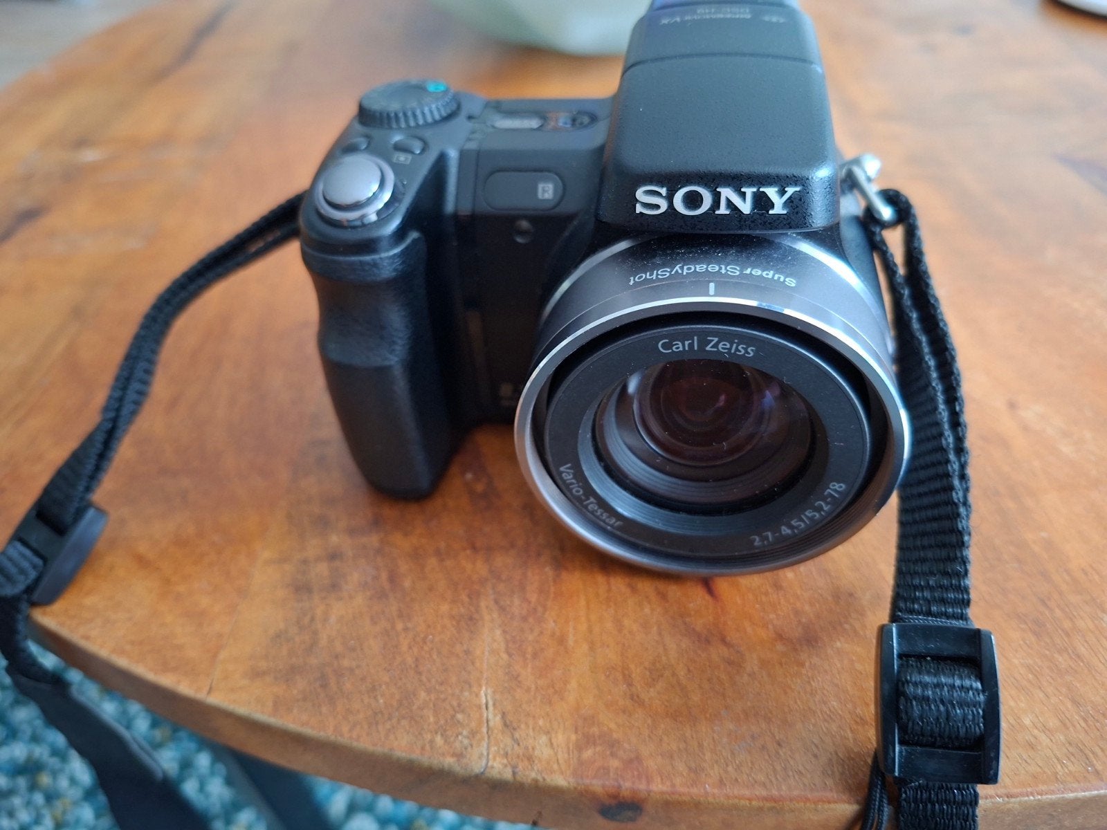Sony DSC-H9 Bridgecamera met Carl Zeiss lens, Gebruikt, Ophalen of Verzenden, Sony, Lensdop