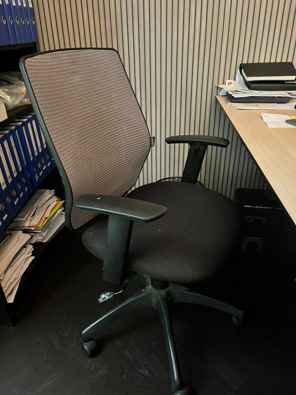 2 bureau stoelen staples, Ophalen, Zo goed als nieuw