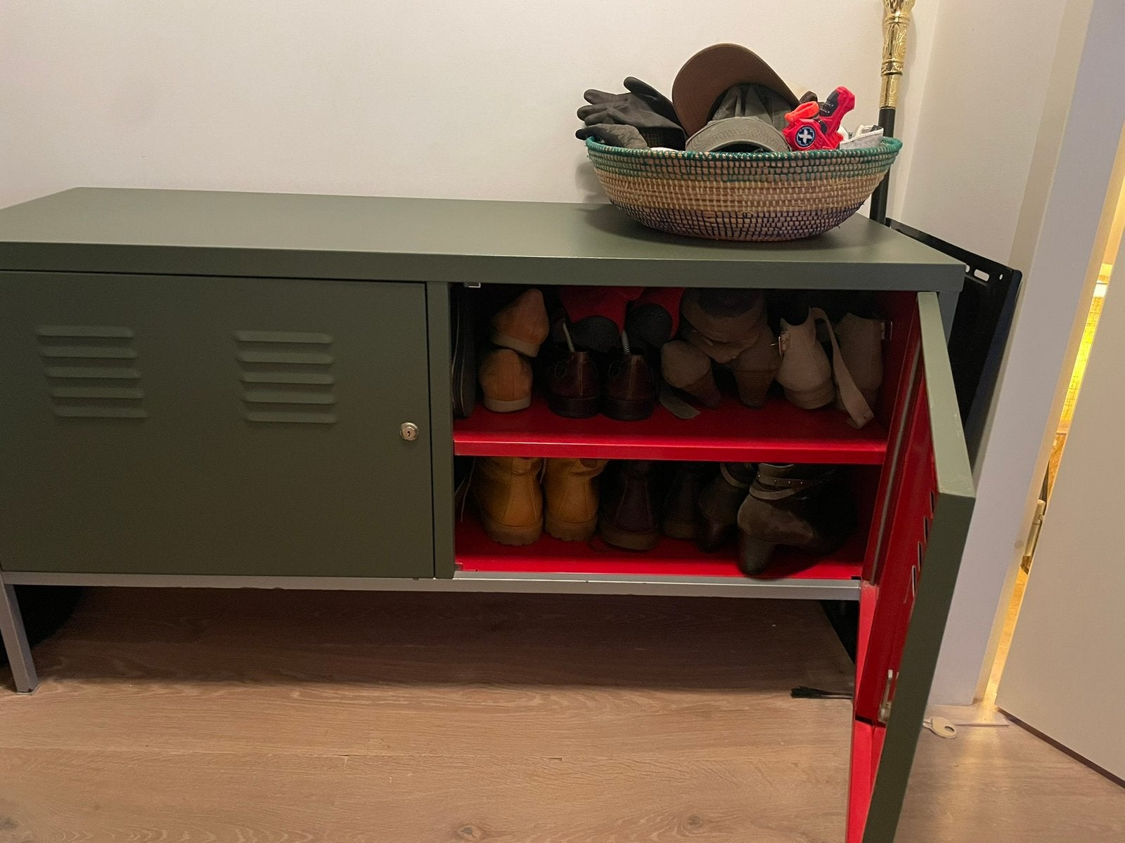 Groene metalen kast met rode binnenkant, Ophalen, Gebruikt