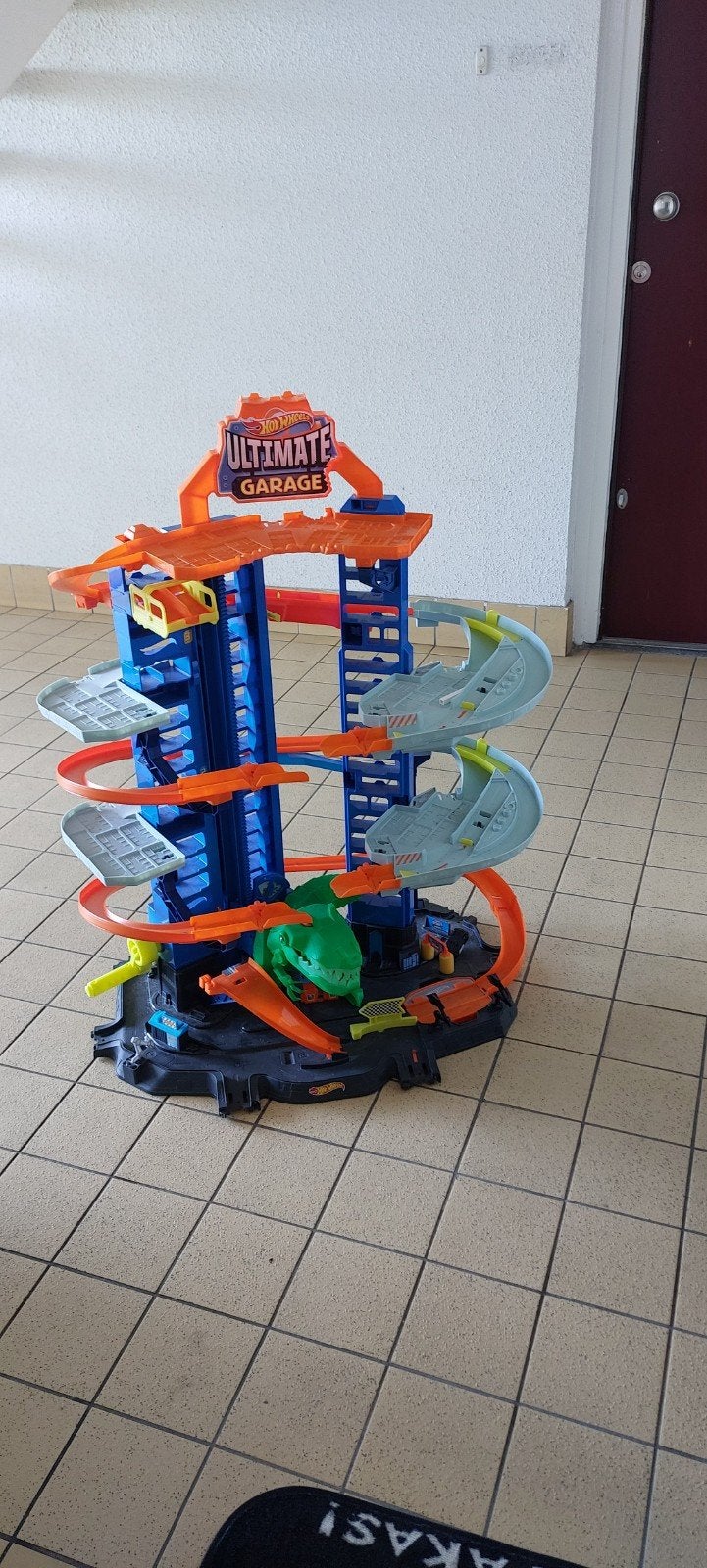 Hot Wheels Ultimate Garage Racebaan met Haai, Ophalen
