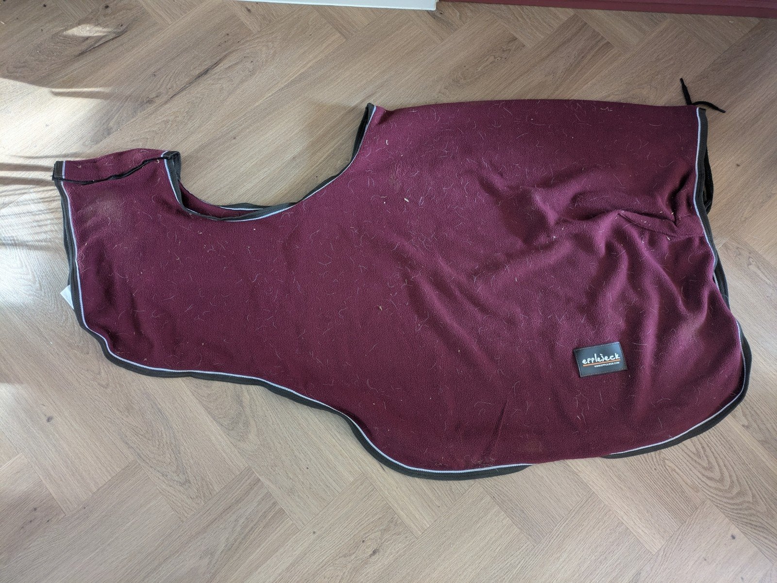 Uitrijdeken fleece Epplejeck rood, Dieren en Toebehoren, Paarden en Pony's | Dekens en Dekjes, Full (L), Gebruikt, Rood, Deken
