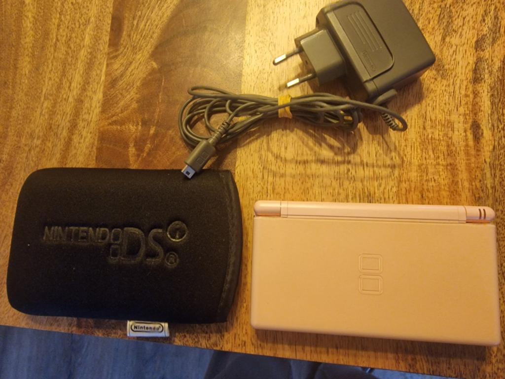 Nintendo dsi lite roze Mooie staat., Spelcomputers en Games, Spelcomputers | Nintendo DS, Ophalen of Verzenden, Zo goed als nieuw
