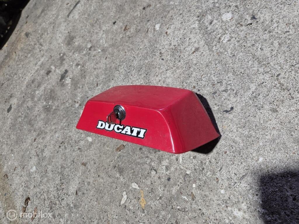 Achterkapje kontpaneel met slotje Paso 750 906 907 907ie, Gebruikt, Factorystore.service@ducati.com, Ophalen of Verzenden, Via Antonio Cavalieri Ducati, 74/5, 74/6, 40132 Bologna BO
