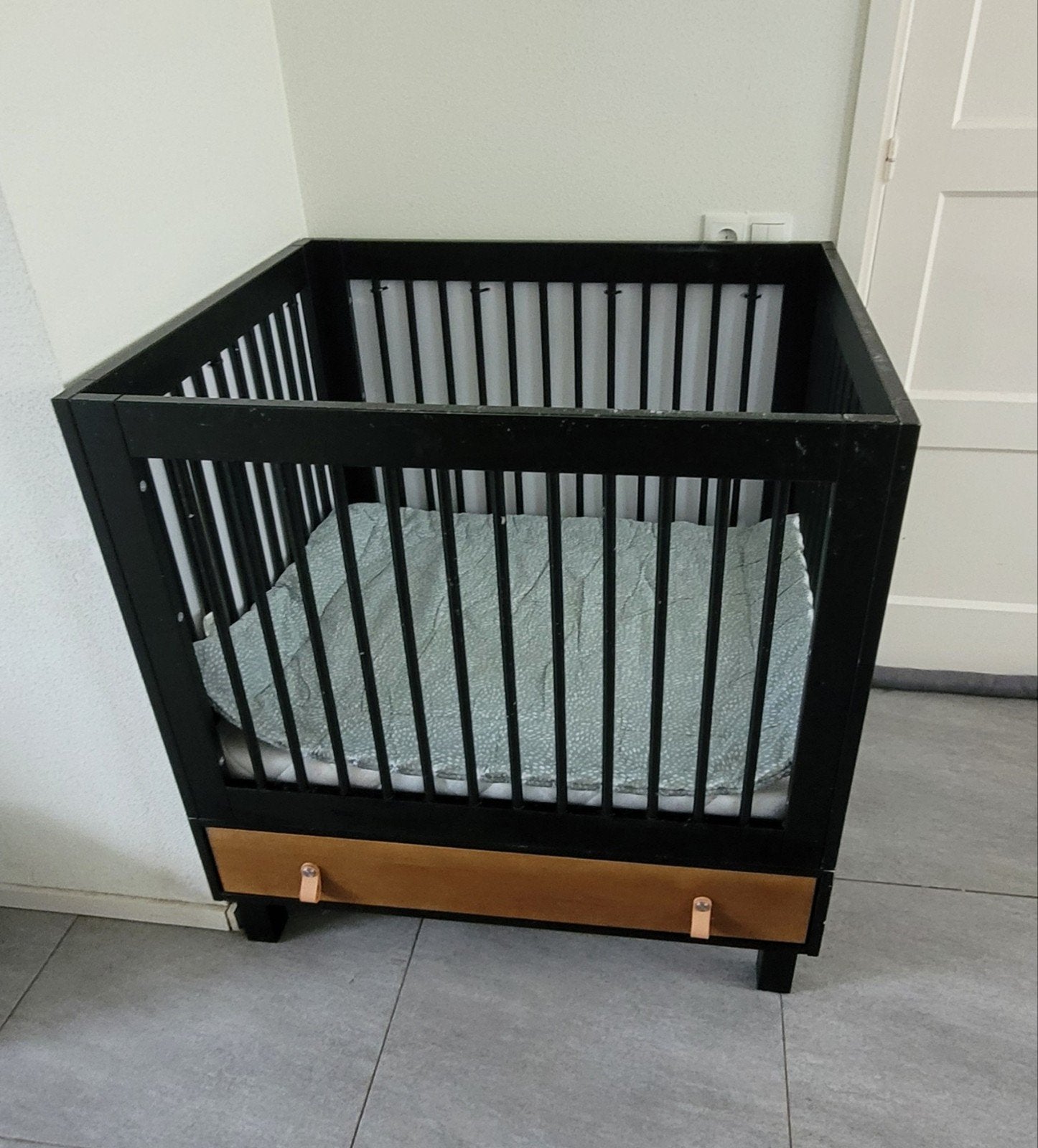 Zwart box met beuken lade, Kinderen en Baby's, Boxen, Ophalen, Gebruikt, Vierkant, In hoogte verstelbaar