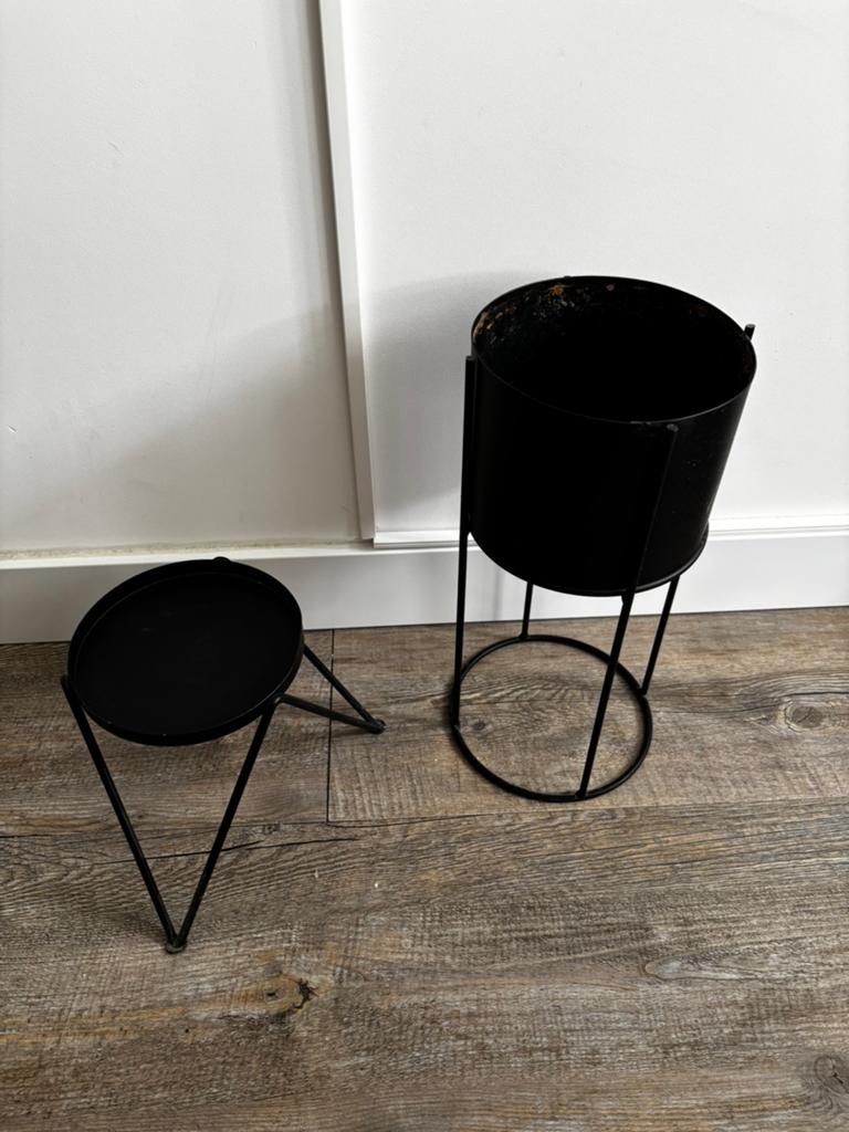 2 zwarte stalen plantenstandaards, Tuin en Terras, Bloembakken en Plantenbakken, Ophalen, Gebruikt, Minder dan 60 cm, Rond