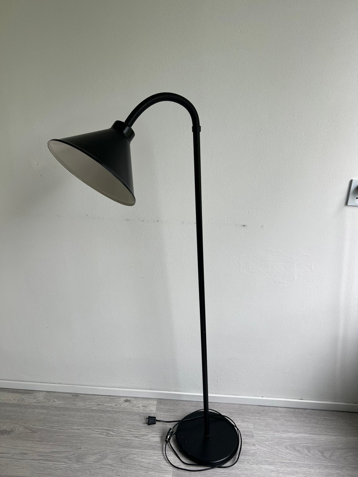Zwarte vloerlamp, Ophalen, Zo goed als nieuw, 150 tot 200 cm