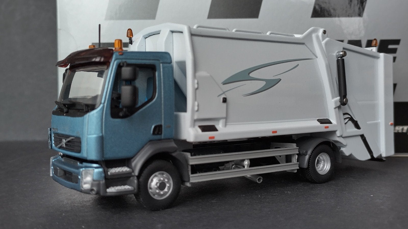 Volvo FL vuilniswagen 1:50 Motorart Pol, Hobby en Vrije tijd, Overige merken, ., Ophalen of Verzenden, Zo goed als nieuw