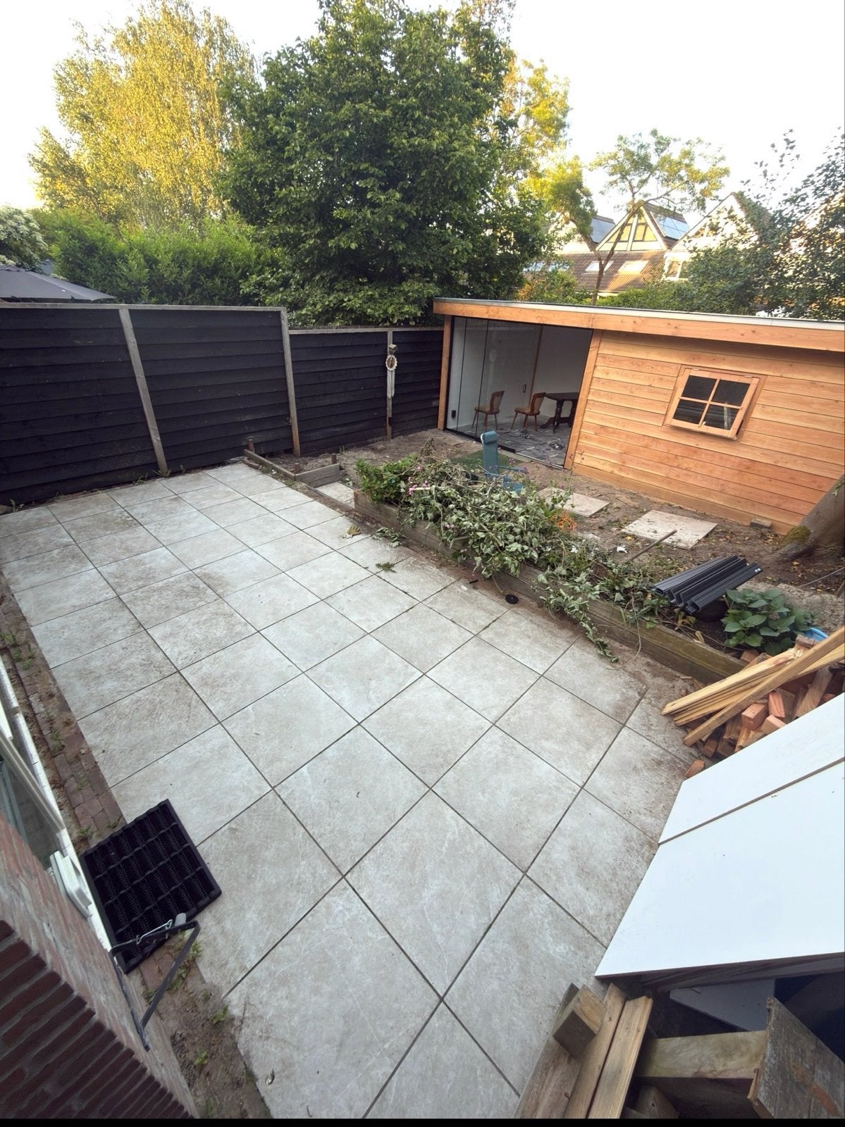 Gratis: 55 keramische tuintegels 60x60 cm, licht beige/wit, Ophalen, Gebruikt, Keramiek, 10 m² of meer