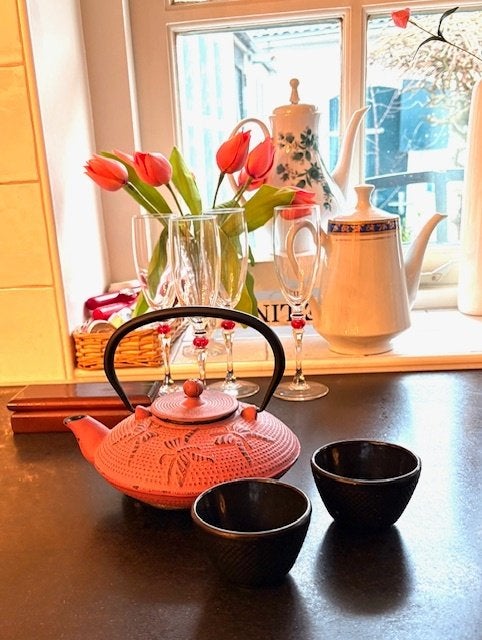 Japanse gietijzeren theepot met houdertje en 2 kopjes, Gebruikt, Ophalen of Verzenden, Metaal, Theepot