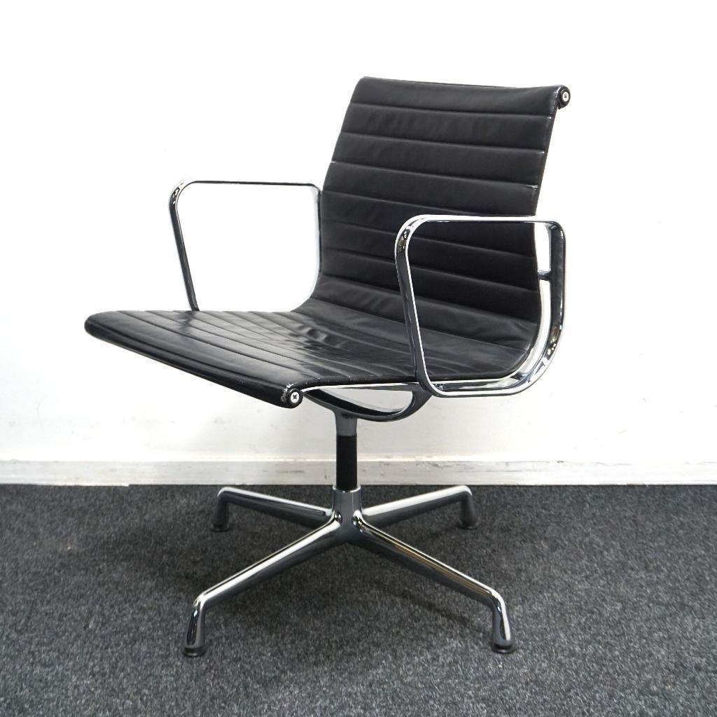 Vitra Eames EA 108 Design Vergaderstoel |Zwart Leer | Chroom, Huis en Inrichting, Stoelen, Gebruikt, -, Zwart, -