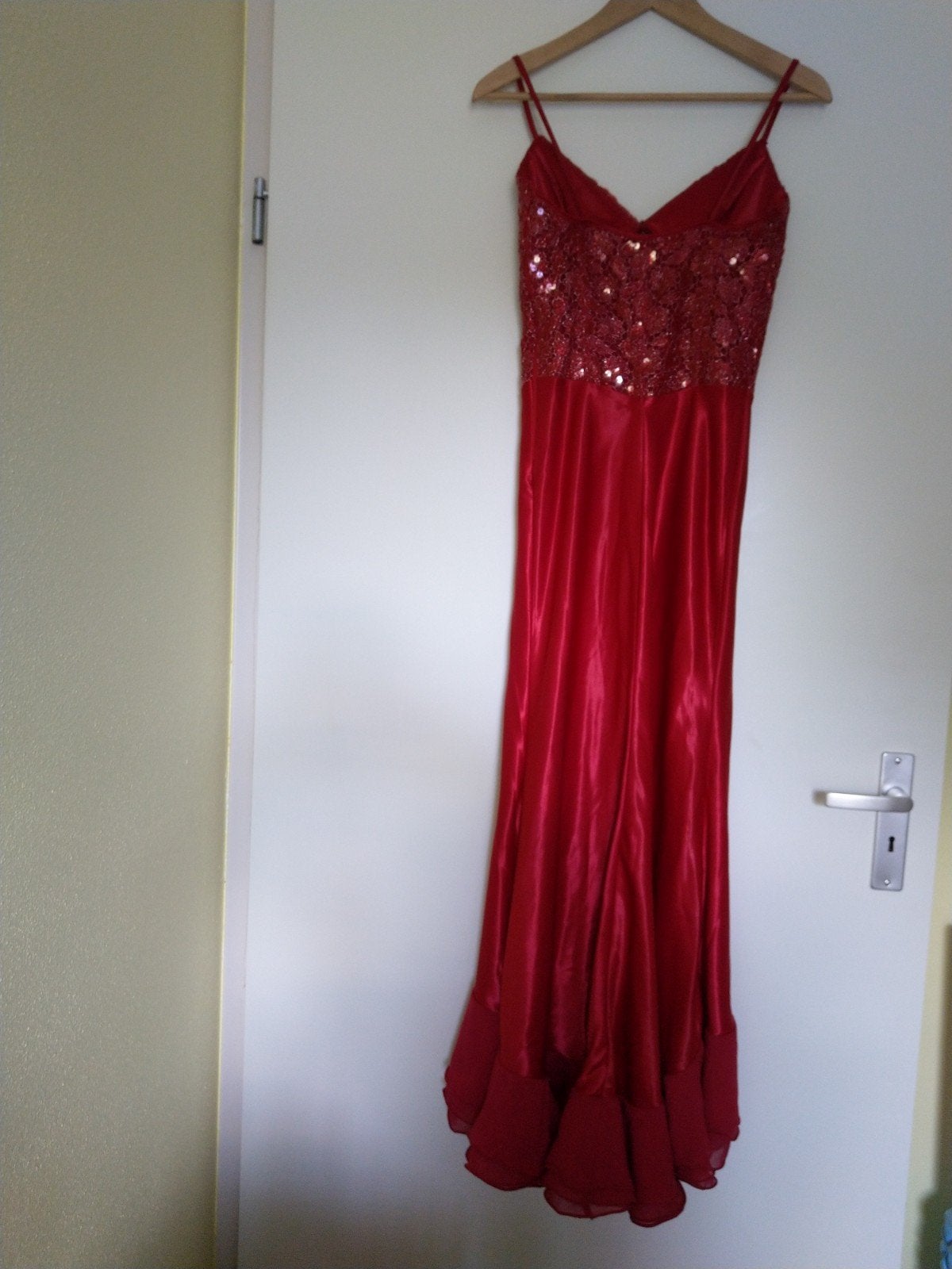 Elegante rode avondjurk met pailletten, Maat 38/40 (M), Ophalen of Verzenden, Onbekend, Gedragen