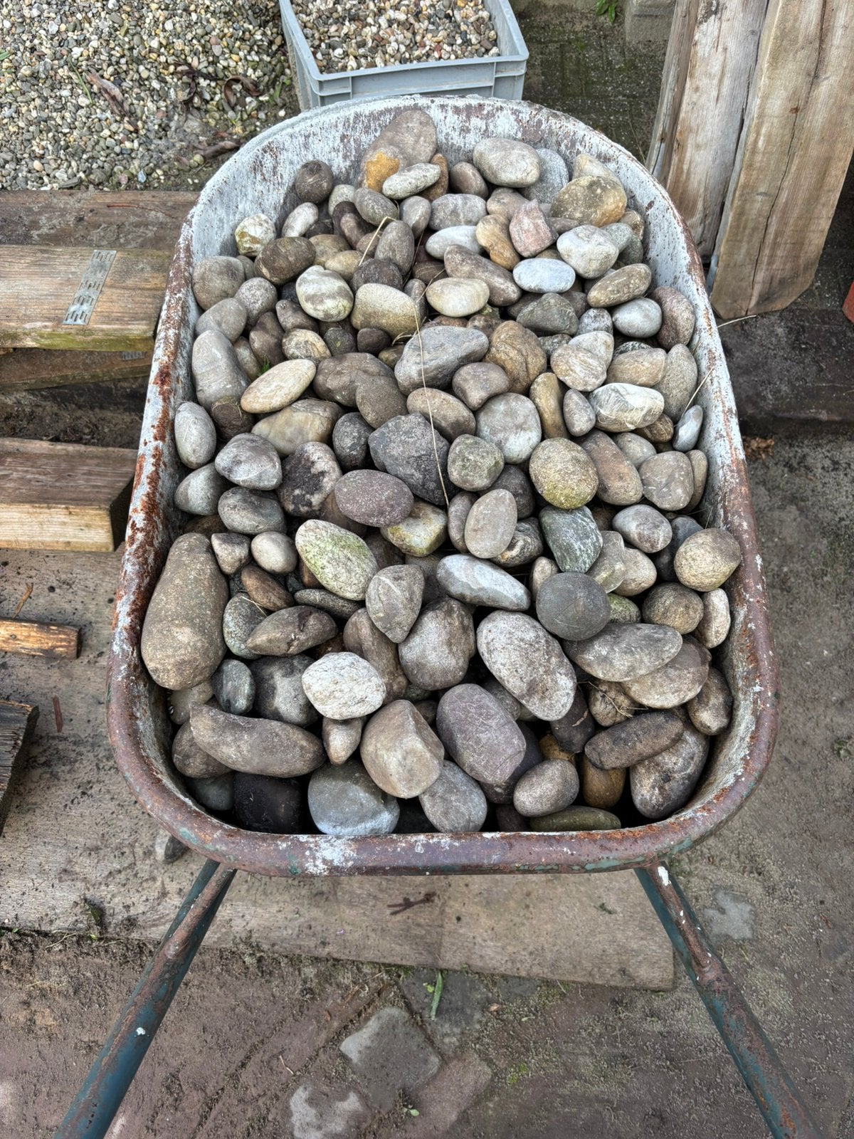 2 kruiwagens vol met rolkeien., Tuin en Terras, Ophalen, Zo goed als nieuw