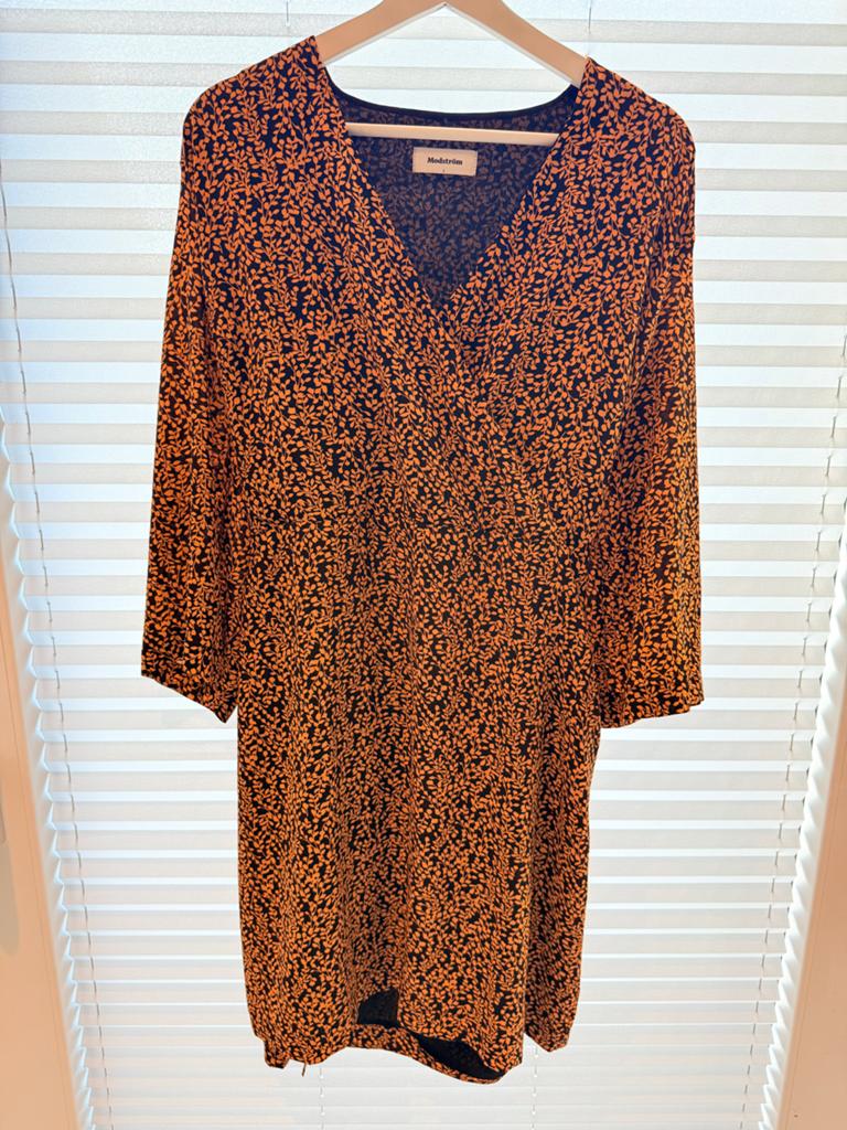 Modström overslagjurk met bladprint, maat L, Kleding | Dames, Jurken, Zo goed als nieuw, Maat 42/44 (L), Oranje, Knielengte, Ophalen of Verzenden