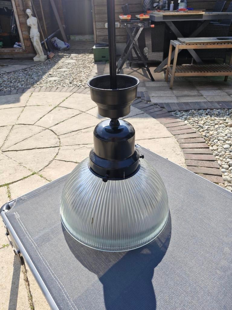 Vintage glazen hanglamp met geribbeld design, Huis en Inrichting, Lampen | Hanglampen, Gebruikt, 50 tot 75 cm, Vintage, Industrieel
